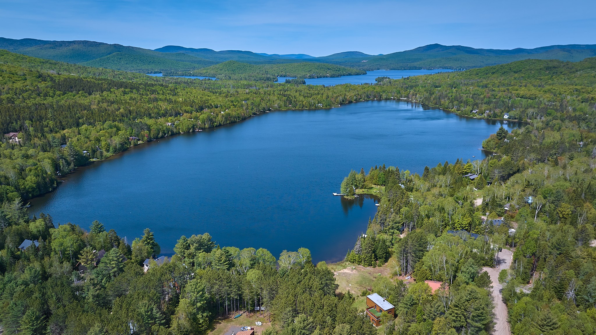 Vue aérienne du lac Beauchamp, dans la région de la propriété